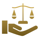 Goldene Waage der Gerechtigkeit über Hand, Symbol für Recht und Balance